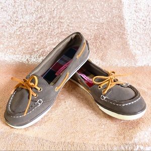 Easy casual slip on boat shoes / sneakers